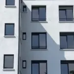 Facade blanche moderne d'immeuble avec menuiseries anthracite